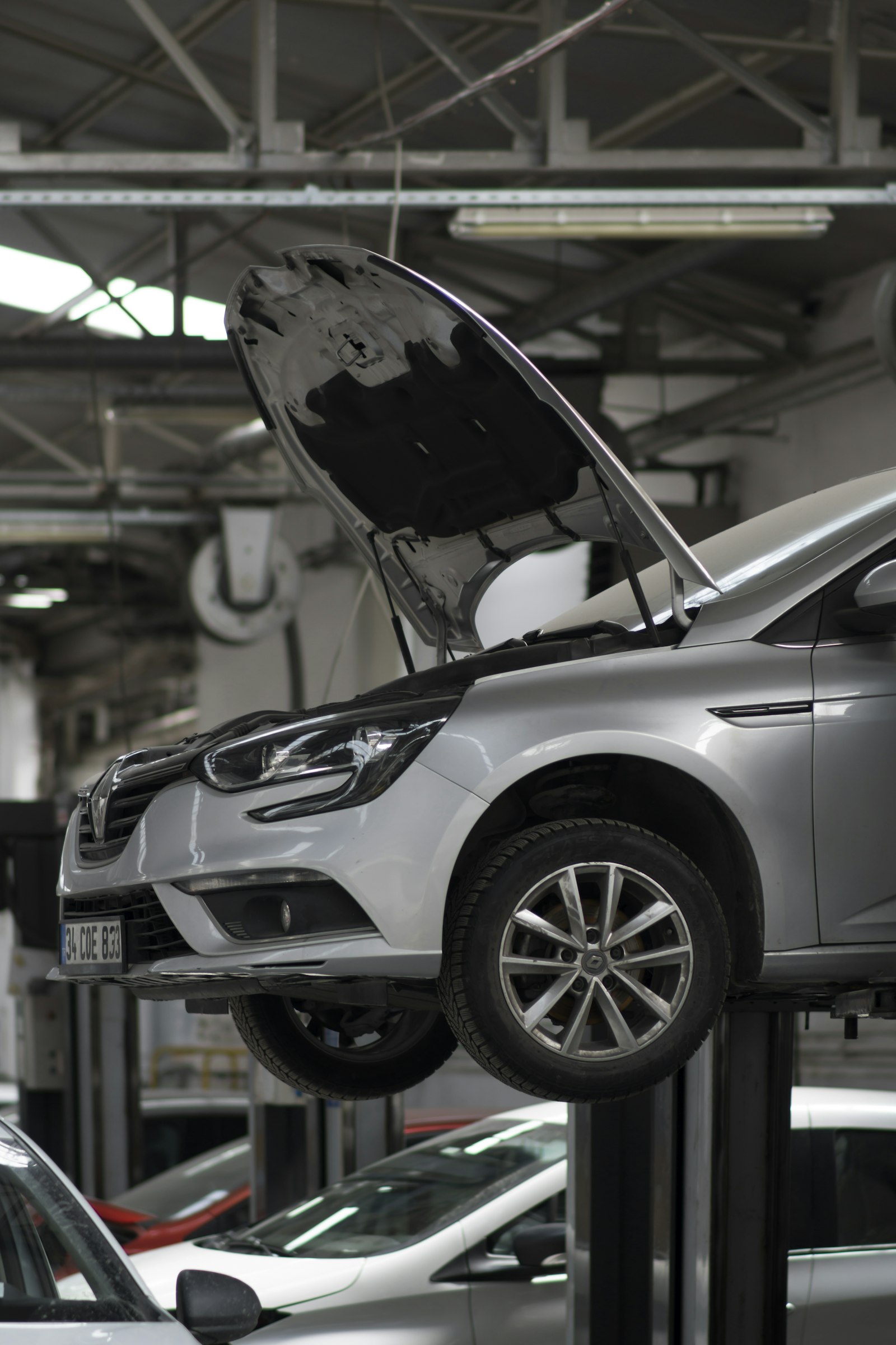 Autogarage met auto op de brug en led verlichting