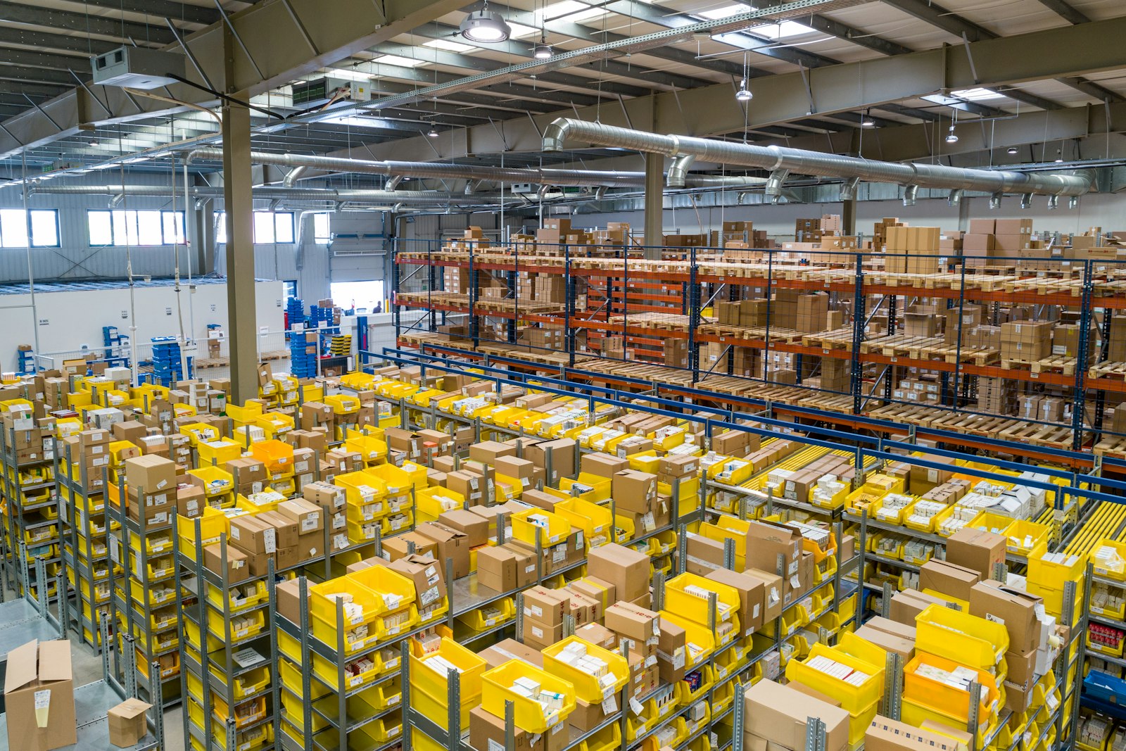 Verlicht magazijn met led verlichting