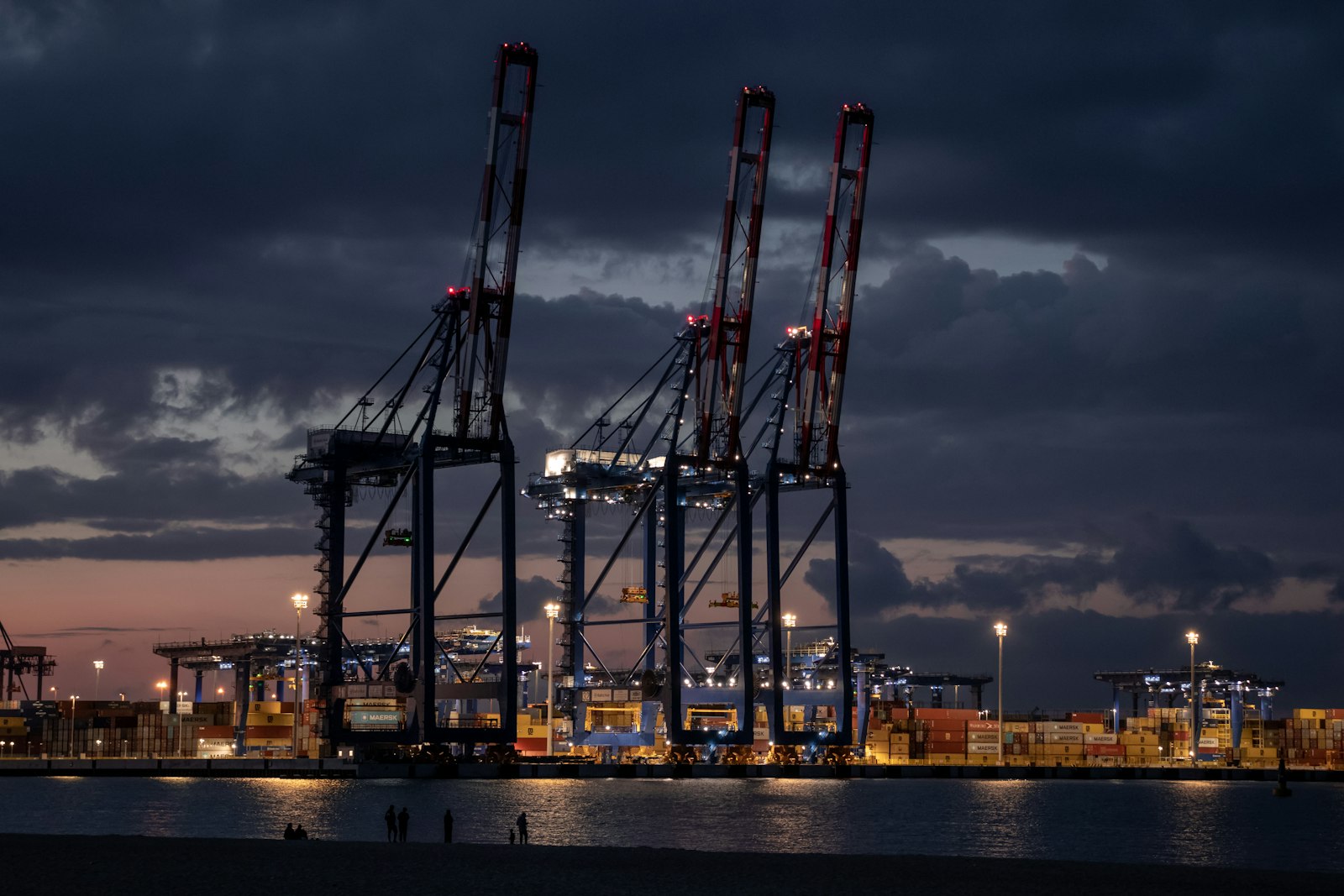 Containerterminal met led buitenverlichting bij avond