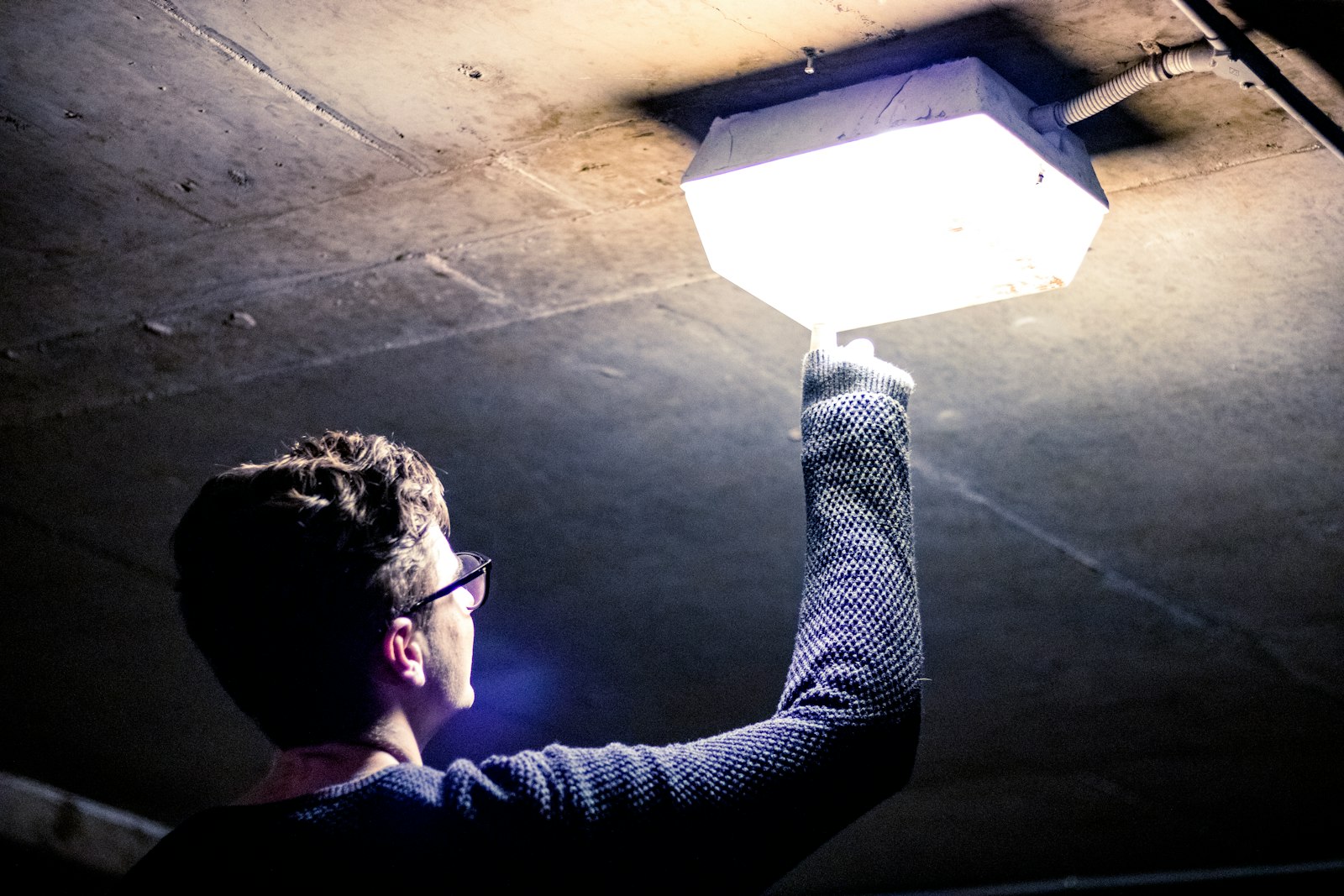 Monteur installeert led verlichting